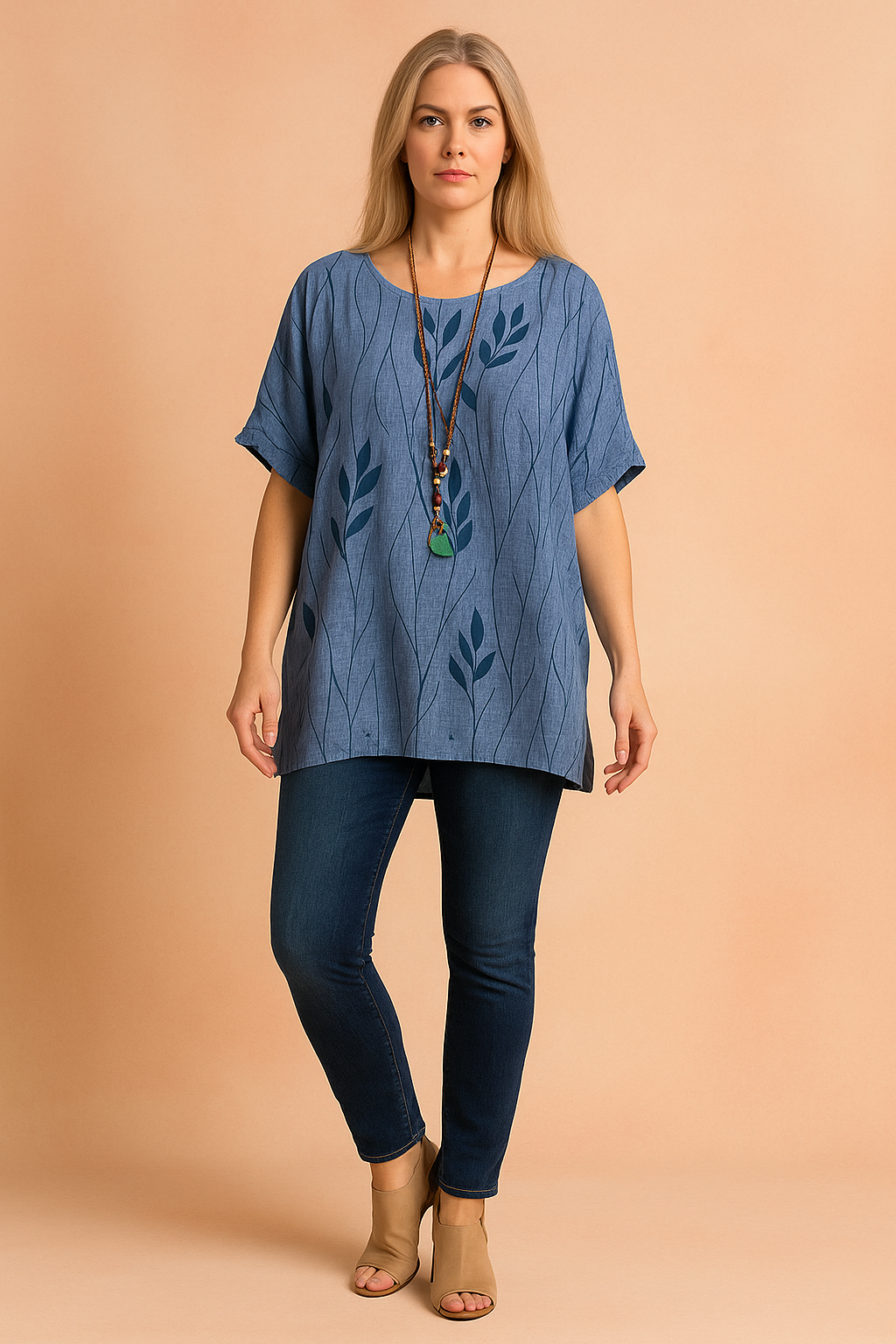 Losvallende tuniekblouse met korte mouwen in denimblauw met verticale golfstructuur en subtiele bladerprint, voorzien van een ronde halslijn en een relaxte pasvorm – perfect voor casual draagmomenten.