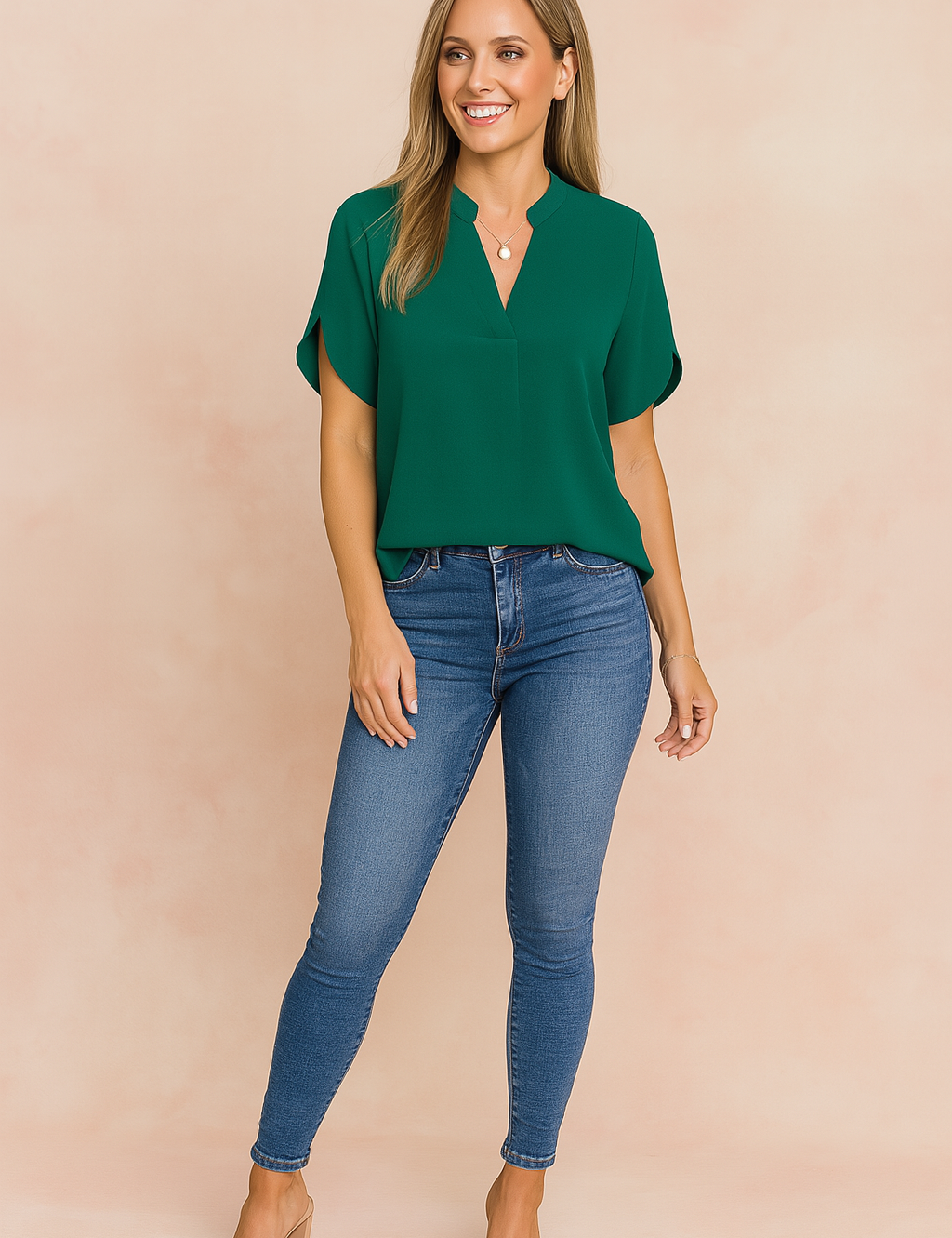 Donkergroene damesblouse met V-hals, elegante losse pasvorm en korte, aangeknipte mouwen. Gemaakt van een gladde, lichtgewicht stof.