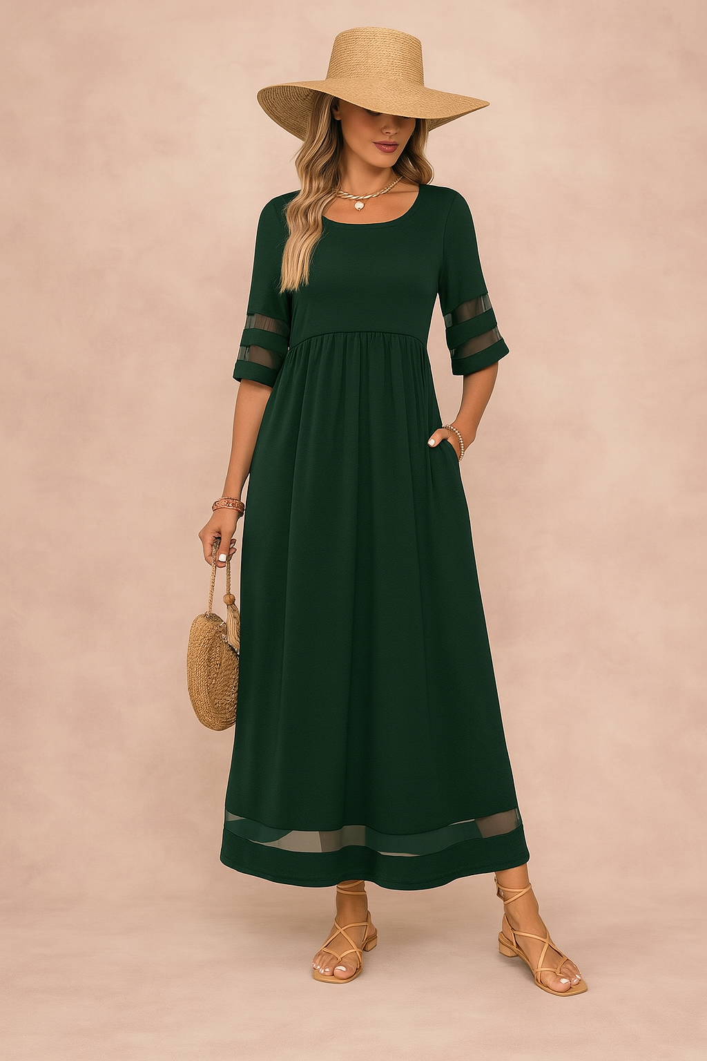 Donkergroene maxi jurk met transparante mouwaccenten en luchtige zoom, geschikt voor casual en chique outfits.