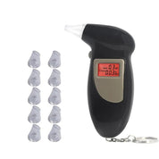 Draagbare digitale alcoholtester met verlicht LED-display, ergonomische greep en mondstuk, tijdens het meten van het alcoholgehalte in uitgeademde lucht.