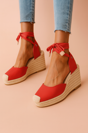 Rode espadrille-wedge met touwzool en vetersluiting rond de enkel, perfect voor een stijlvolle en zomerse uitstraling.