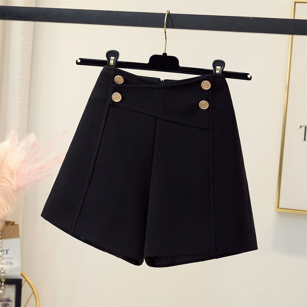 Højtaljede dameshorts med dekorative knapper og fast taljebånd – pæne shorts med presninger