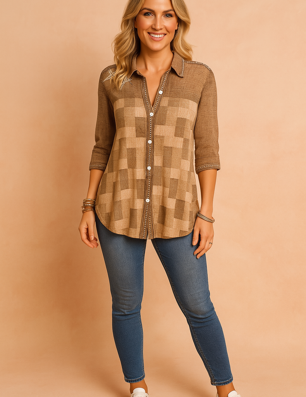 Bruin-beige blouse met grafisch vierkantjespatroon, halflange mouwen en een knoopsluiting met contrasterende biezen langs de voorkant, uitgevoerd in een luchtige linnenmix voor een casual-chique uitstraling.