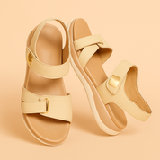Zachte beige comfortsandalen met verstelbare bandjes en goudkleurige vierkante gesp, ontworpen voor dagelijks wandelen en casual stijl.