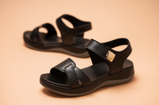Zwarte wandelsandalen voor dames met gewatteerde zolen, strakke dubbele bandjes en metalen accent voor comfortabele stedelijke stijl.