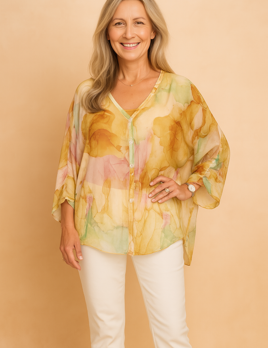 Lichtgewicht pastelgele chiffon blouse met zachte aquarel bloemenprint, knoopsluiting en een losse pasvorm.
