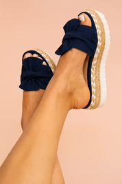 Donkerblauwe espadrillesandalen met gekruiste knoop, jute afwerking en casual zomerse zool.