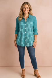 Turquoise blouse met blokpatroon en halve mouwen, voorzien van een knoopsluiting aan de voorkant en fijne textuur in de stof, perfect voor een comfortabele en stijlvolle casual look.