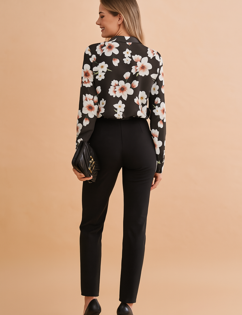 Zwarte damesblouse met lange mouwen, witte en blush bloemenprint en V-halsuitsnijding – ideaal voor kantoor of avondkleding.