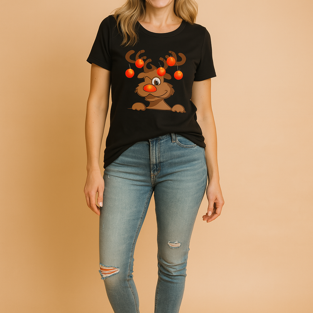 Zwart dames t-shirt met een speelse rendierprint en rode kerstballen, perfect voor casual feestelijke outfits.