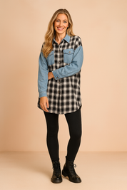 Dames overshirt met denimblauwe mouwen en borstzak, gecombineerd met een zwart-wit geruite flanellen voor- en achterkant, ideaal als tussenjas of casual laagje.