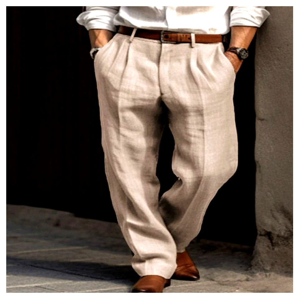 Beige linnen herenbroek met plooien en rechte pijpen, casual gestyled met bruine riem en leren schoenen voor een luchtige, verzorgde uitstraling.