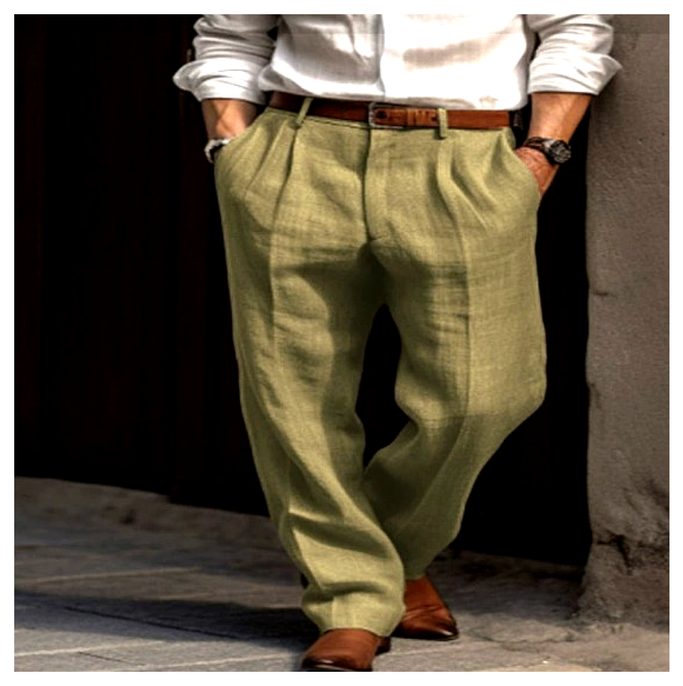 Licht olijfgroene linnen herenbroek met plooien en rechte pasvorm, gestyled met bruine riem en nette schoenen—perfect voor zomerse elegantie.