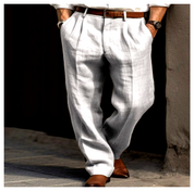 Lichtgrijze linnen herenbroek met plooien en ontspannen silhouet, ideaal voor een chique casual of resortlook.