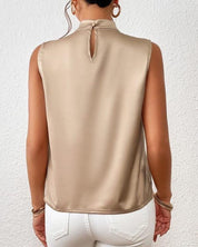 Lyra - Stilfuld Satin Ærmeløs Bluse med Chic Drejet Hals