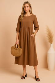 Karamelbruine midi-jurk met 3/4-mouwen, hoge taille en brede rok in linnenlook.