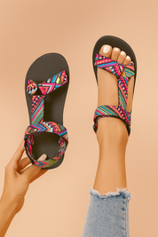 Kleurrijke platformsandalen met tribalprint, verstelbare geweven bandjes en een zachte zwarte zool—perfect voor een levendige zomerse stijl en comfort.