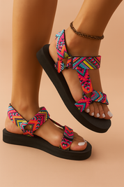 Kleurrijke platformsandalen met tribalprint, verstelbare geweven bandjes en een zachte zwarte zool—perfect voor een levendige zomerse stijl en comfort.
