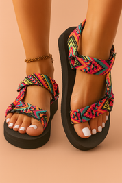 Kleurrijke platformsandalen met tribalprint, verstelbare geweven bandjes en een zachte zwarte zool—perfect voor een levendige zomerse stijl en comfort.