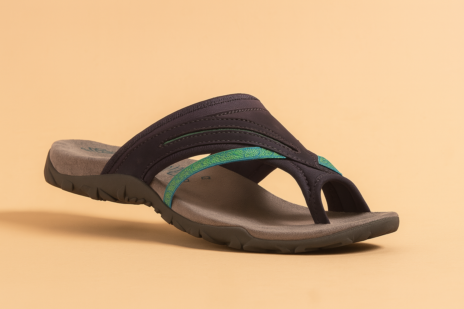 Lichte outdoor teenslipper voor dames met gevormde zool en gebogen banden voor extra stabiliteit