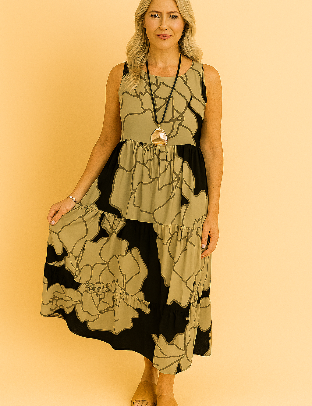 Mouwloze midi-jurk met khaki en zwarte oversized bloemenprint, ontworpen met speelse ruches en een vloeiend silhouet.