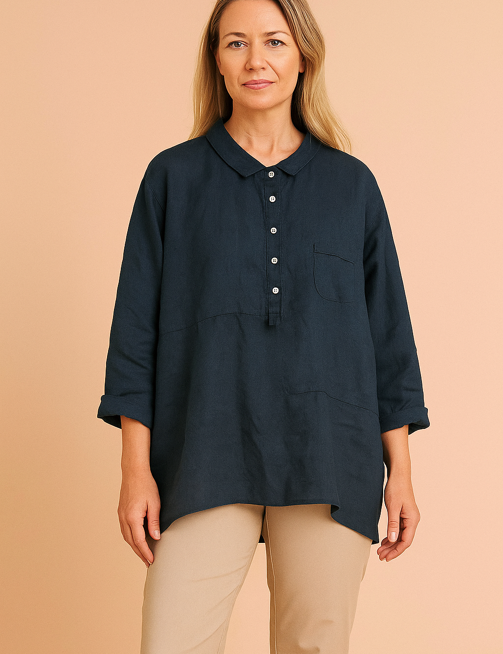 Donkerblauwe linnen blouse met halve knooppas, borstzakje en opgerolde mouwen, perfect voor een comfortabele, stijlvolle outfit.