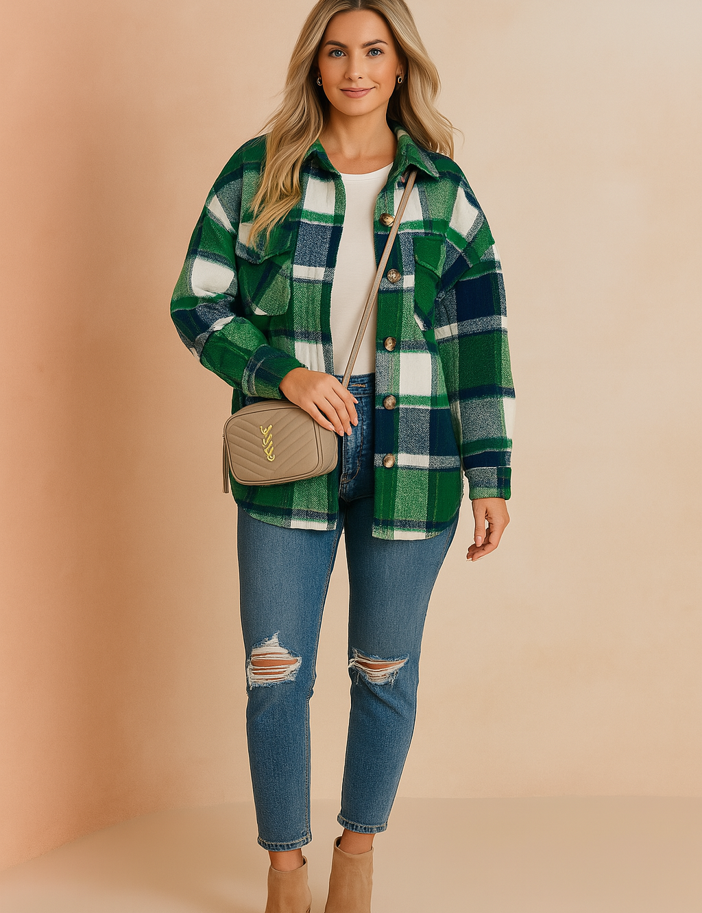 Groen-wit flanellen overhemd met ruitenmotief en houten knopen, gecombineerd met ripped jeans en beige enkellaarsjes.