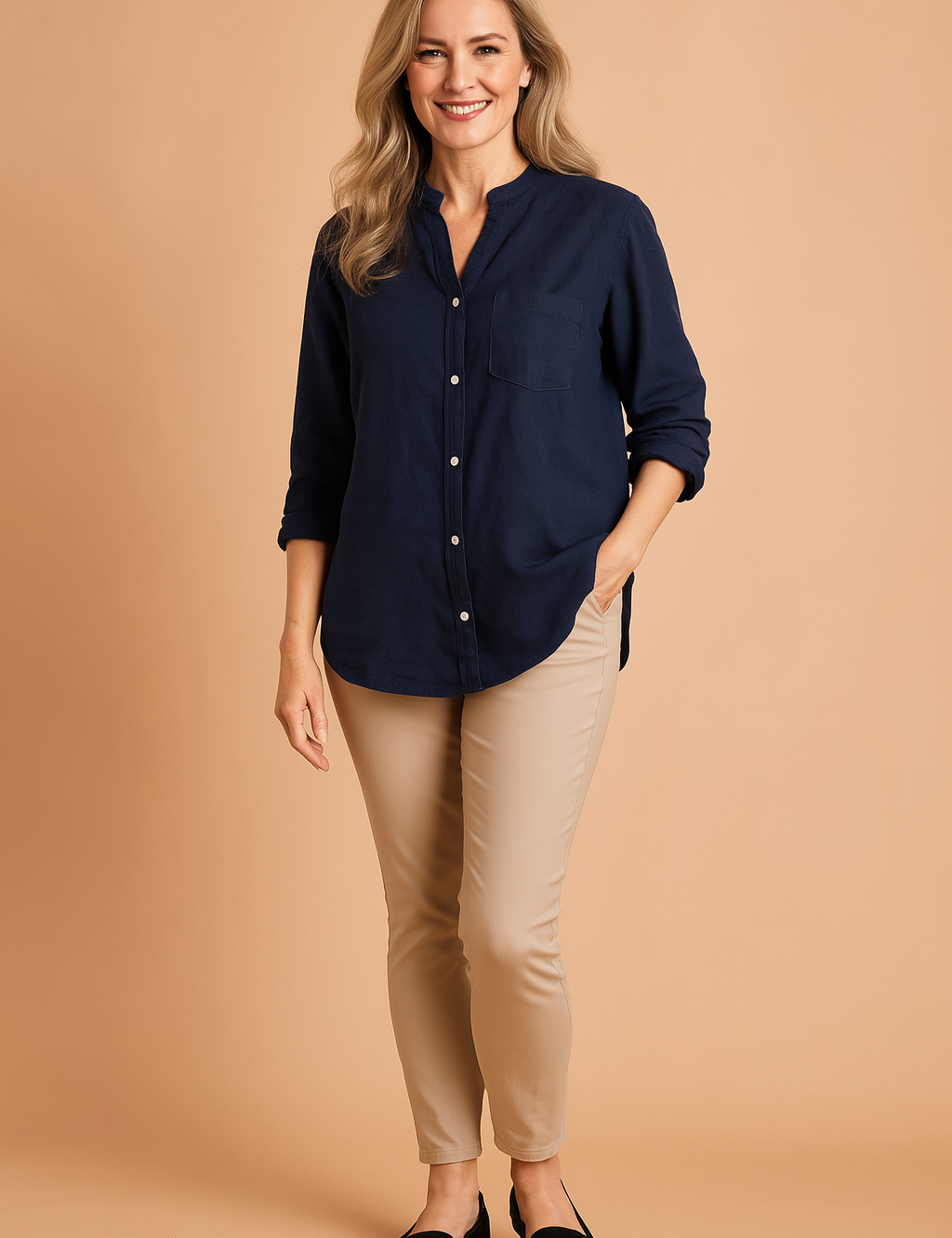 Donkerblauwe linnen blouse met knoopsluiting, borstzak en rechte lange mouwen, ideaal voor dagelijkse outfits.