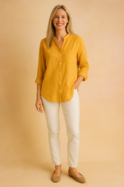 Mosterdgele linnen blouse met knoopsluiting, rechte pasvorm en opgerolde mouwen, ideaal voor een zonnige lente-outfit.