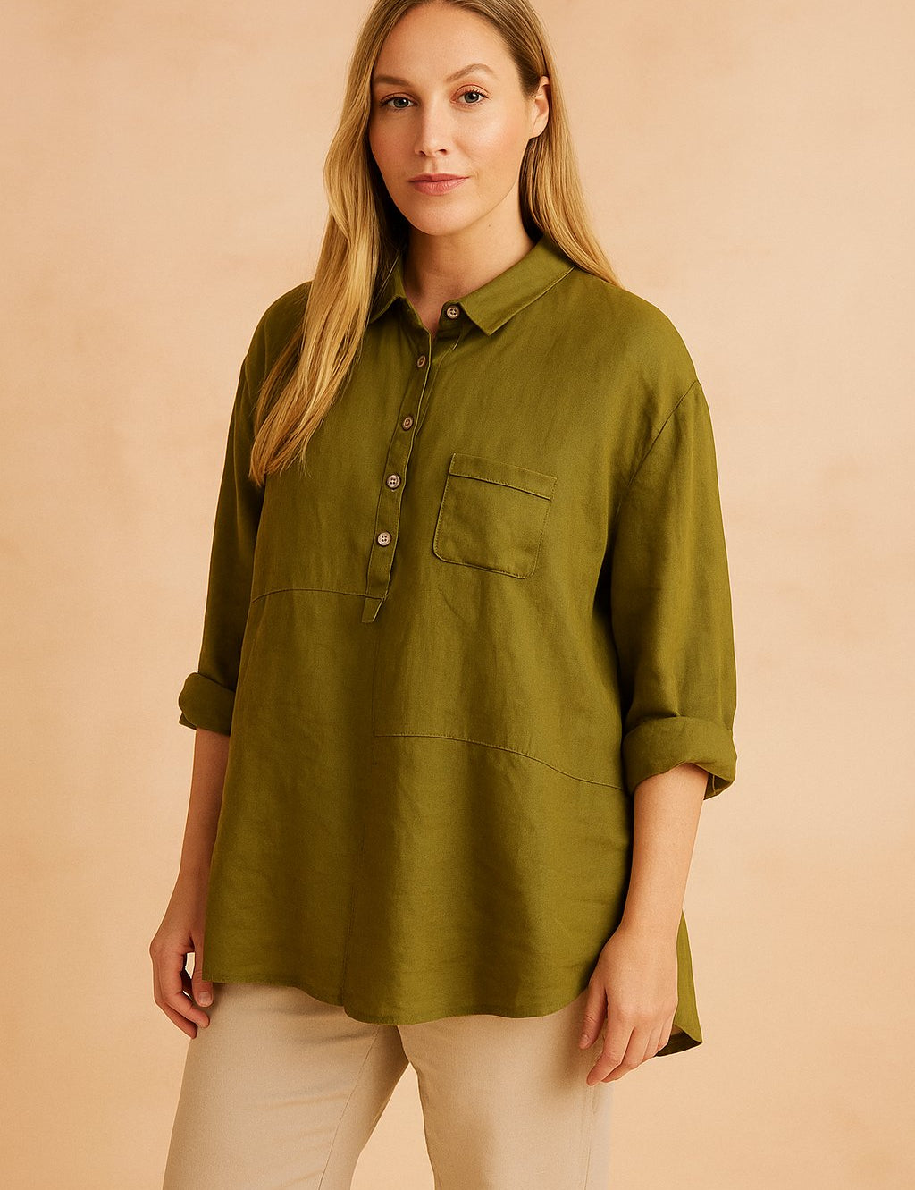 Lichtgewicht linnen blouse in olijfgroen met halve knooppas, borstzak en opgerolde mouwen, ideaal voor een ontspannen casual look.