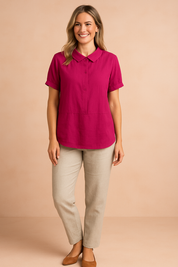 Fuchsia blouse met korte mouwen, knoopsluiting en klassieke kraag in een effen linnenmix stof.