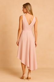  Achteraanzicht van een mouwloze asymmetrische midi jurk in lichtroze met V-rug en getailleerd silhouet.
