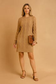 Gebreide camel trui-jurk met kabelpatroon, lange mouwen en rechte pasvorm tot boven de knie.