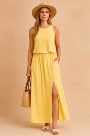 Zonnige gele maxi-jurk met mouwloos design, elastische tailleband en hoge split, gemaakt van ademende stof.