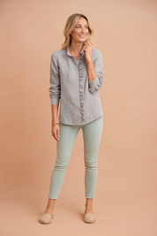  Fijn verticaal zwart-wit gestreepte blouse met lange mouwen, knoopsluiting en ruche langs de sluiting en kraag, vervaardigd uit luchtige katoenmix.