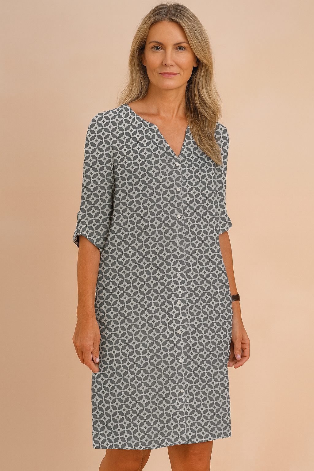 Grijs-witte overhemdjurk voor dames met all-over geometrisch patroon, V-hals en driekwartsmouwen.