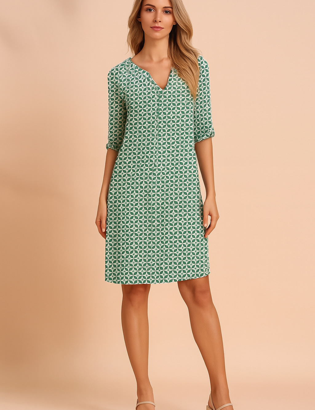 Dames overhemdjurk met groene en witte geometrische print, V-hals en opgerolde mouwen tot net boven de knie.