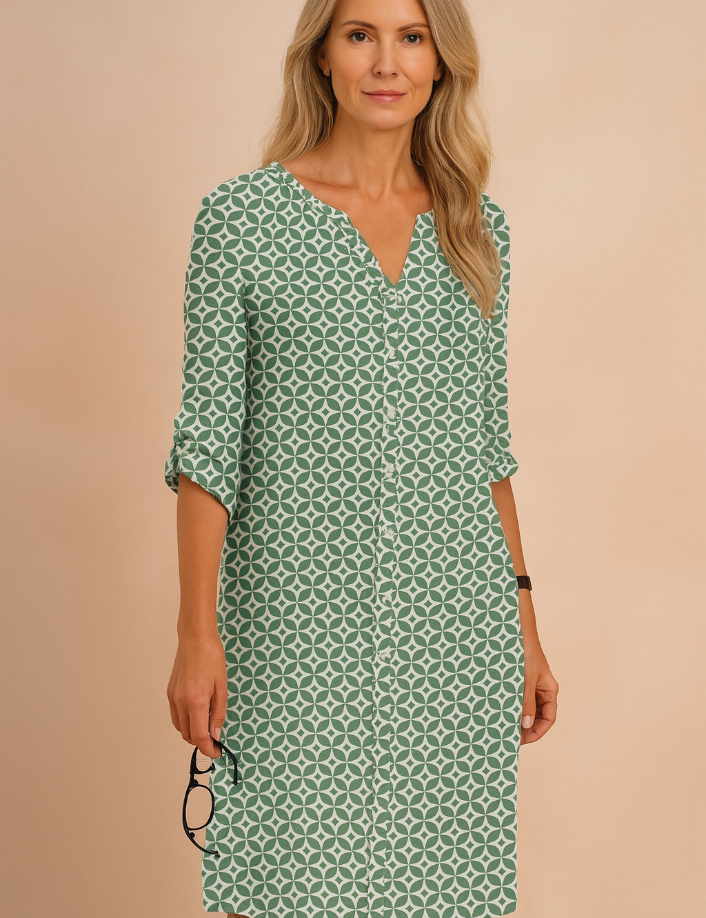 Dames overhemdjurk met groene en witte geometrische print, V-hals en opgerolde mouwen tot net boven de knie.