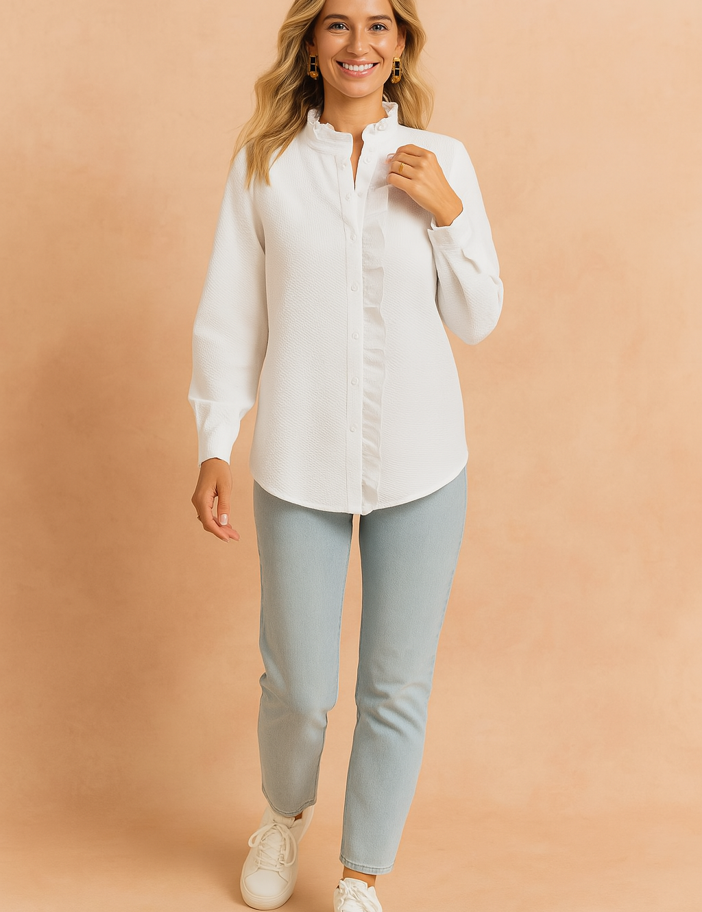 Witte blouse met lange mouwen, verborgen knoopsluiting en geplooide ruche-afwerking langs de kraag en sluiting, gemaakt van gestructureerde effen stof.