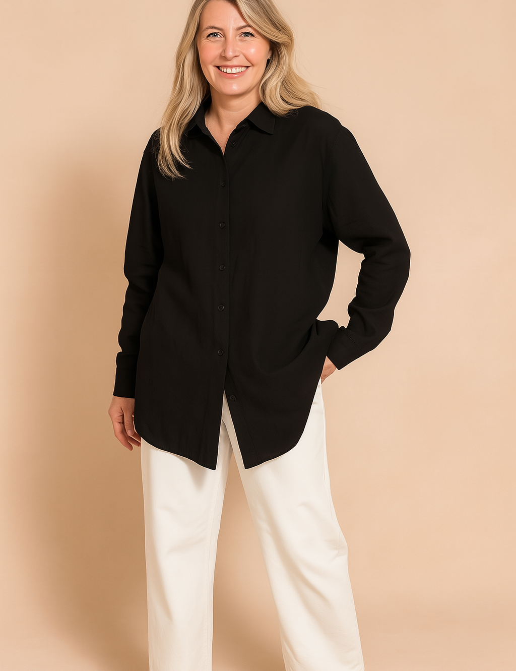 Zwarte blouse met rechte pasvorm, knoopsluiting en lange mouwen, gemaakt van effen ademende stof met lichte kreukstructuur.