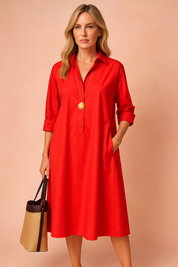 Rood midi-jurk met korte mouwen en geplooid detail in de taille, aansluitend ontwerp