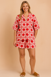 Damesoverhemd met korte mouwen en kraag in wit met een opvallende rood geometrische zonprint. Losvallend en luchtig ontwerp, perfect voor zomerse dagen.