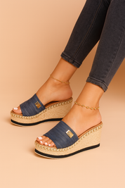 Sleehak sandaal met gevlochten plateauzool en brede instapband, ideaal voor zomerse outfits en casual gelegenheden.