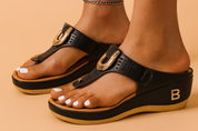 Dames sleehak slippers met open teen en luxe metalen siergesp