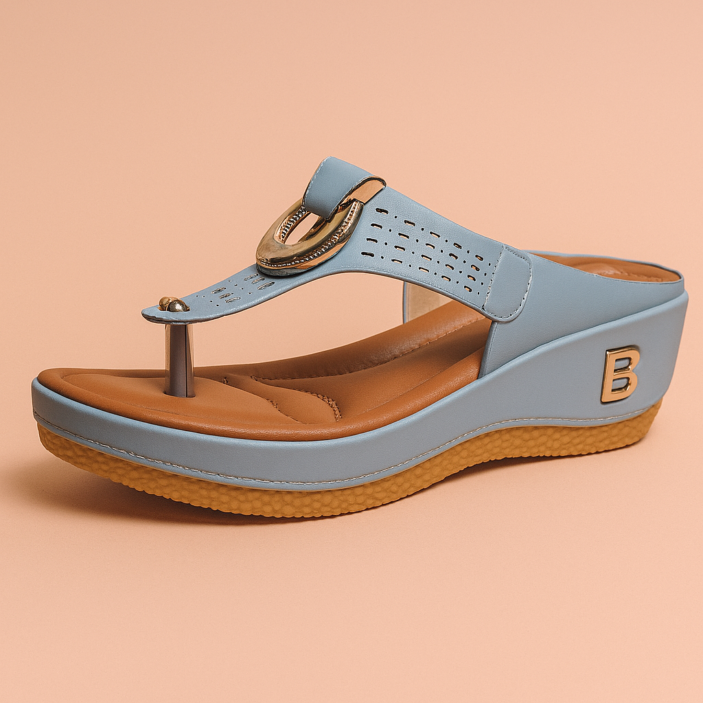 Slippers met sleehak en brede band met goudkleurige siergesp