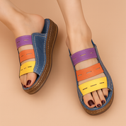 Kleurrijke dames sleehak sandalen met denimblauwe basis en gestikte bandjes in mosterdgeel, oranje en lila—ontworpen voor dagelijks gebruik.