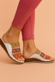 Dames sleehak sandalen met zachte zool, witte basis en kleurrijke bandjes in olijfgroen, paars en terracotta—ideaal voor zomers comfort.
