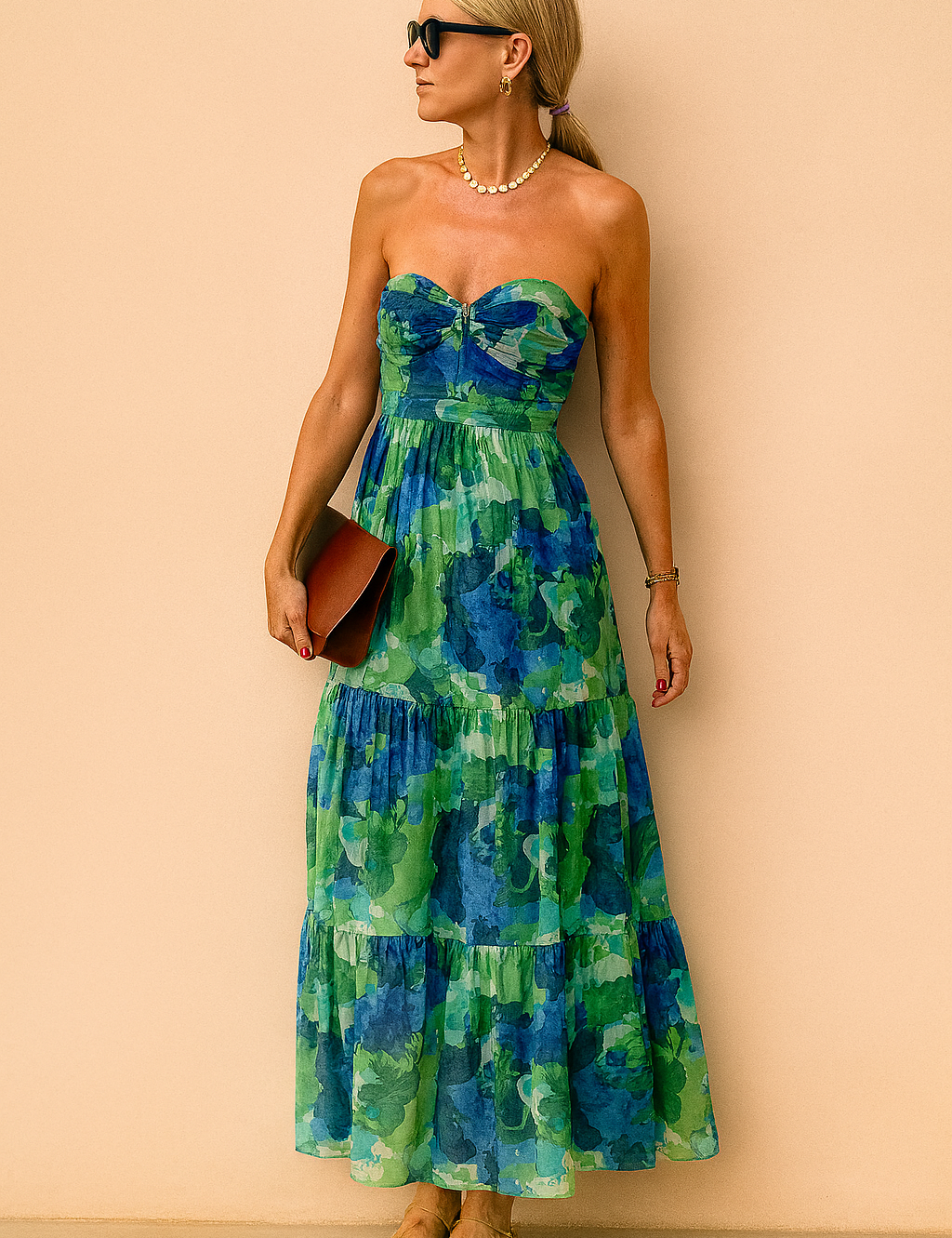 Strapless maxi-jurk met gelaagde rok en aquarel bloemenprint in blauw- en groentinten, gemaakt van luchtige chiffonstof.