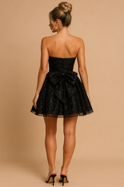  Strapless zwarte glitterjurk met tule rok en aansluitend lijfje, perfect voor feestelijke avonden.
