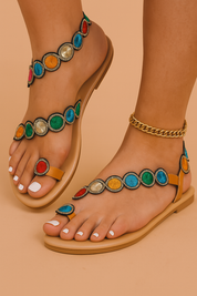 T-strap sandaal met platte zool en kleurrijke cirkelversiering, ideaal voor een speelse zomerse uitstraling.